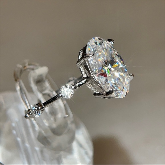 The Mila Ring - 4.5ct Oval Moissanite Ring - Picture 4 of 16